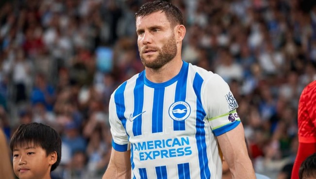James Milner saat membela Brighton. [Instagram]